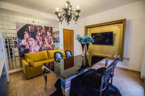 uma sala de estar com um sofá e uma mesa em LUXURY SUITES - free parking em Drama