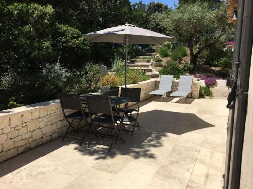 Photo de la galerie de l'établissement Gite with swimming pool and landscaped garden, à Eyragues