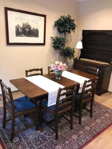 uma sala de jantar com uma mesa e um piano em ROMAN DREAM I em Roma
