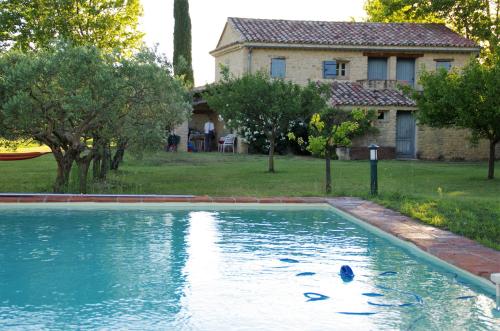 une piscine devant une maison dans l'établissement DOMAINE de MAS CARON Gîte 4* au pied du Ventoux en Provence, à Caromb