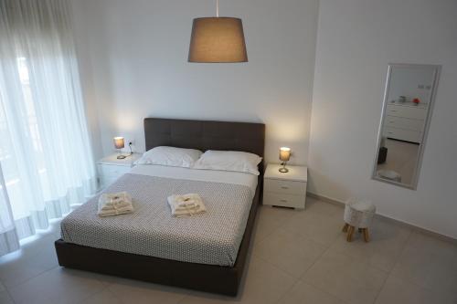 a bedroom with a bed with two towels on it at Casa Gisé in Aci Castello