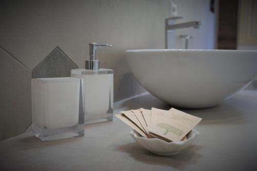 a counter with a sink and a bowl and a sink at Casa Gisé in Aci Castello