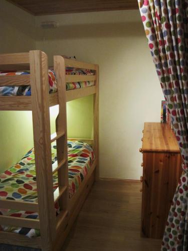 une chambre avec deux lits superposés et un bureau dans l'établissement Apartment Super Venosc, à Les Deux Alpes
