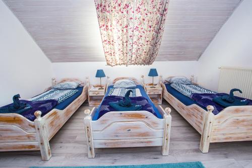 Кровать или кровати в номере Gyulavezér Lovasbirodalma