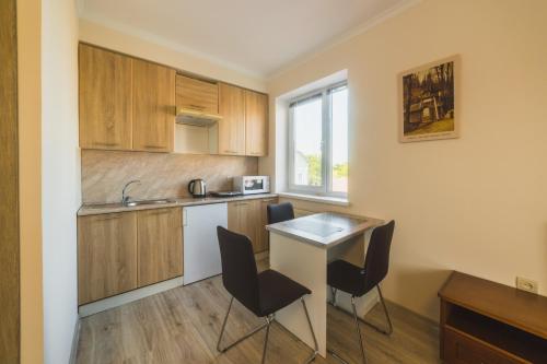 Кухня или мини-кухня в Villa ZHANNA Central park
