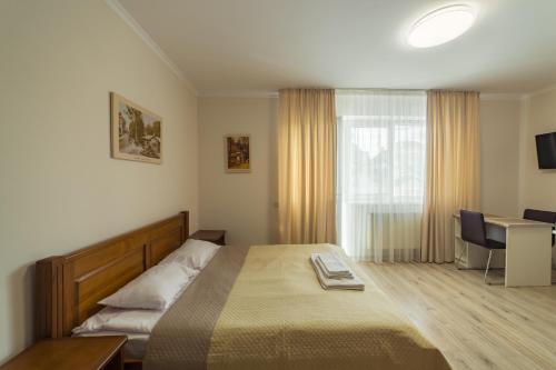 Villa ZHANNA Central park tesisinde bir odada yatak veya yataklar