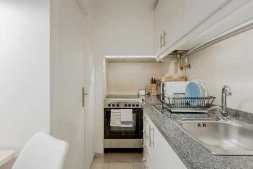 Кухня или кухненски бокс в Sunny Bairro Alto & Chiado Apartment, By TimeCooler
