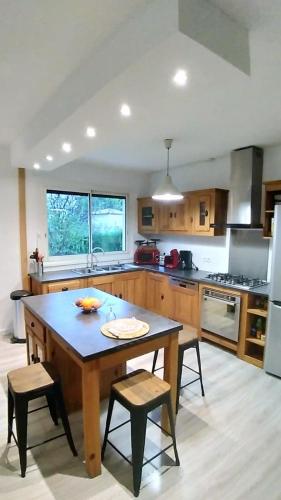 une grande cuisine avec une table et des chaises en bois dans l'établissement Maison de charme, à Castries