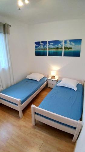 - 2 lits jumeaux dans une chambre avec 2 fenêtres dans l'établissement Maison de charme, à Castries