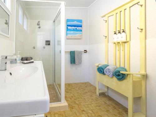 un baño con lavabo y ducha en Tallowood beachfront cottage, en Bonny Hills