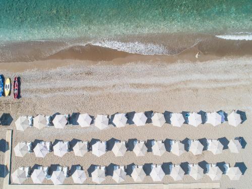 an overhead view of a beach with chairs and the ocean at Pearl Beach Hotel & Resort in Čanj
