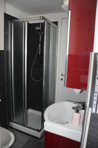 ein Bad mit einer Dusche und einem Waschbecken in der Unterkunft Casa Vacanze La Romantica in Chiavenna