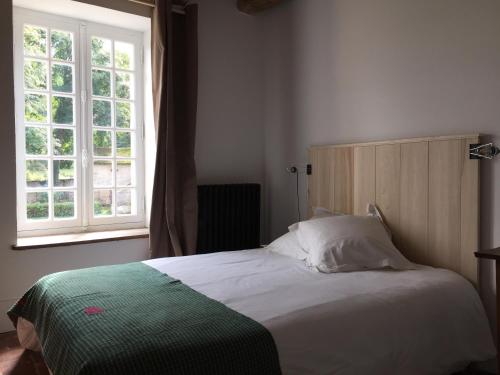 1 dormitorio con cama y ventana grande en Orangerie du chateau de Quemigny sur Seine, en Quemigny-sur-Seine