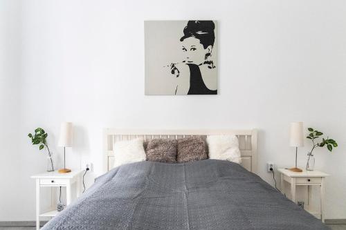 sypialnia z łóżkiem z obrazem na ścianie w obiekcie Dora apartment near Buda Castle with PARKING! w Budapeszcie
