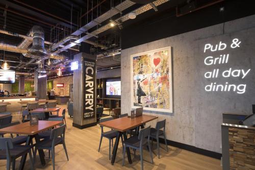 Um restaurante ou outro lugar para comer em Village Hotel Basingstoke