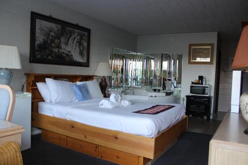 Ένα ή περισσότερα κρεβάτια σε δωμάτιο στο Ritz Inn Niagara