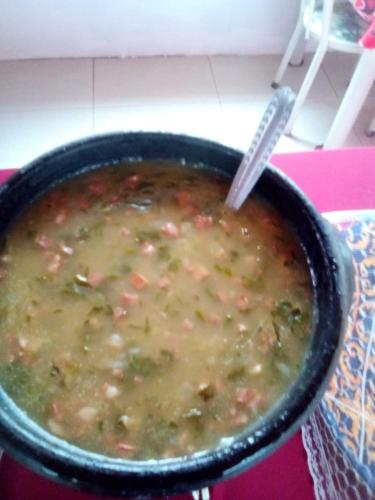 um pote de sopa com uma colher dentro em Pousada Planeta Guarajuba em Guarajuba