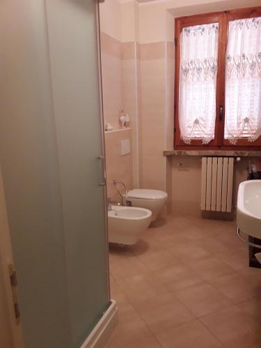 a bathroom with a toilet and a sink at Poggio La Grognola in Cannara