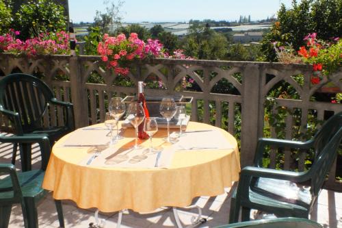 een tafel met wijnglazen erop bij hotel du parc in Maclas