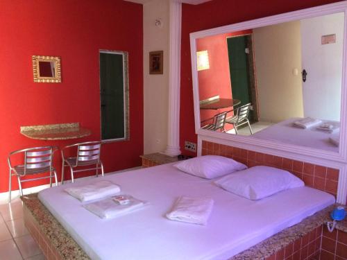 En eller flere senge i et værelse på Motel Emoções de Guarulhos