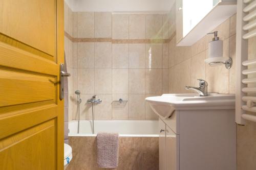 ein Bad mit einer Badewanne, einem Waschbecken und einer Dusche in der Unterkunft Lovely Apartment Xylokastro 2nd Floor in Xylokastro