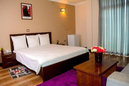 En eller flere senge i et værelse på Melodie Hotel