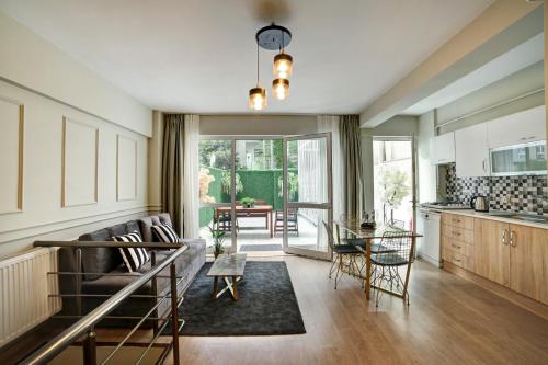 uma sala de estar com um sofá e uma mesa em Beddington Residence Sisli em Istambul