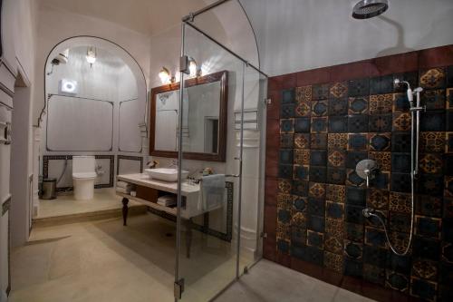 uma casa de banho com um lavatório e um espelho em The Legacy Mandawa em Mandawa