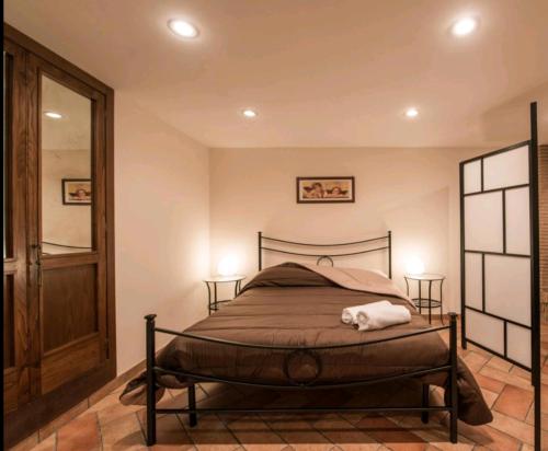 ローマにあるVilletta Angelinaのベッドルーム1室(ベッド1台、ランプ2つ、窓付)