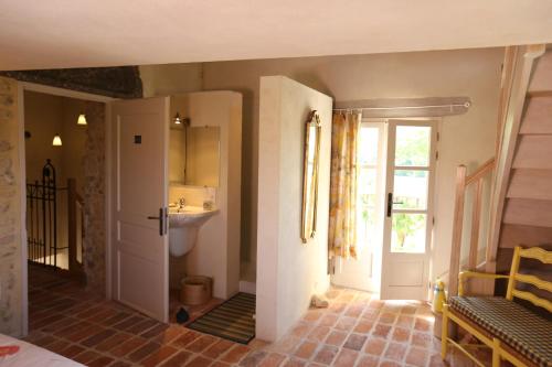 Um banheiro em DOMAINE de MAS CARON Gîte 4* au pied du Ventoux en Provence