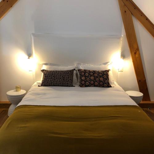 une chambre avec un grand lit avec deux lampes dans l'établissement Le Loft Deveney-Mars, à Puligny-Montrachet