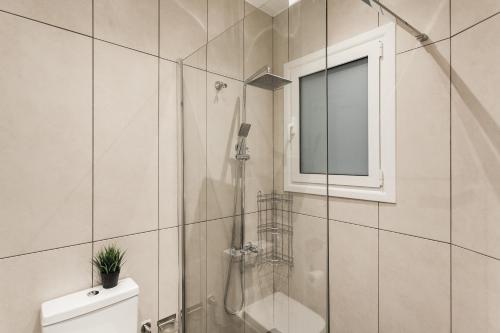 Vonios kambarys apgyvendinimo įstaigoje Charming & Comfy 2BD Apartment in Acropolis Area by UPSTREET