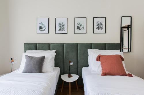 Postel nebo postele na pokoji v ubytování Charming & Comfy 2BD Apartment in Acropolis Area by UPSTREET
