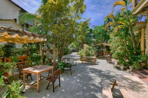 Κήπος έξω από το Le Robinet Homestay