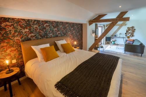 a bedroom with a large bed with a floral wall at Oversteekhof in Roesbrugge-Haringe