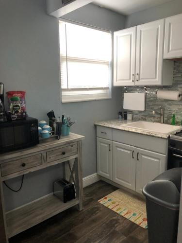 Dapur atau dapur kecil di Hollywood Beachfront House
