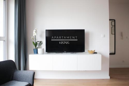 Televízia a/alebo spoločenská miestnosť v ubytovaní Apartament KOSMOS z miejscem parkingowym