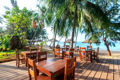 Un restaurante o sitio para comer en Coco Palm Beach Resort & Spa
