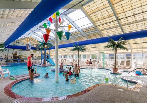 un grupo de personas en una piscina en un parque acuático en Francis Scott Key Family Resort en Ocean City