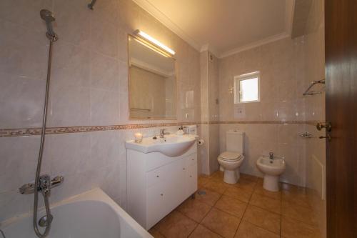 ein Bad mit einem Waschbecken und einem WC in der Unterkunft B45 - Main Avenue 2 Bed Apartment in Lagos