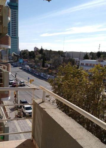 uma vista para a cidade a partir de uma varanda de um edifício em Dpto con balcón, muy buena ubicación em Neuquén
