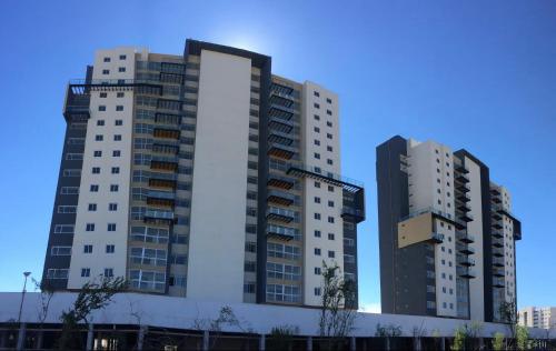 zwei hohe Gebäude in einer Stadt in der Unterkunft VIVE BIOSFERA JURIQUILLA in Querétaro