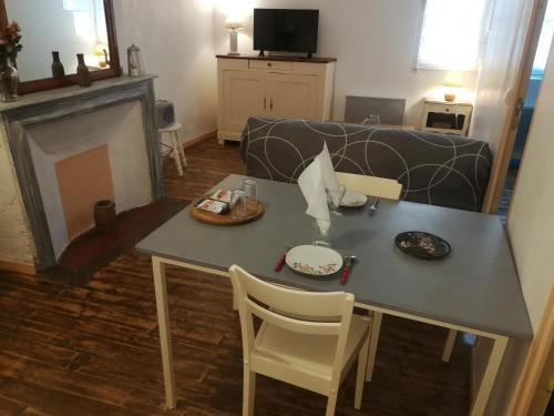 un salon avec une table et un canapé dans l'établissement Douceur des couverts, à Mirepoix