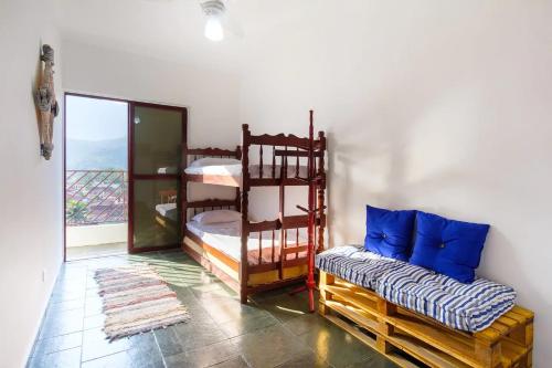 カラグアタトゥーバにあるApartamento em Caraguatatubaの二段ベッド2台とソファのある部屋