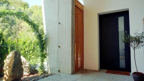 an entrance to a house with a black door at Flamind Holiday Apartments mit Garten und Grill in Altenberg bei Linz