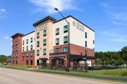 a building on the side of a street at Cobblestone Hotel & Suites Appleton International Airport in Neenah
