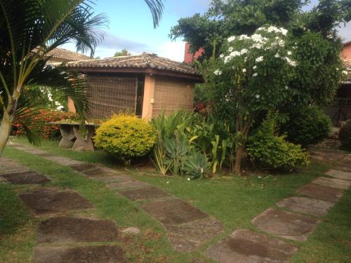 Linda Casa Ajardinada com Chales e Suites perto da Praia de Vilas