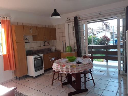 Кухня или мини-кухня в Residencial Santinho

