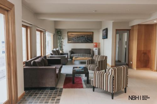 聖卡洛斯－德巴里洛切的住宿－NBH Nativo Boutique Hotel，带沙发、椅子和桌子的客厅