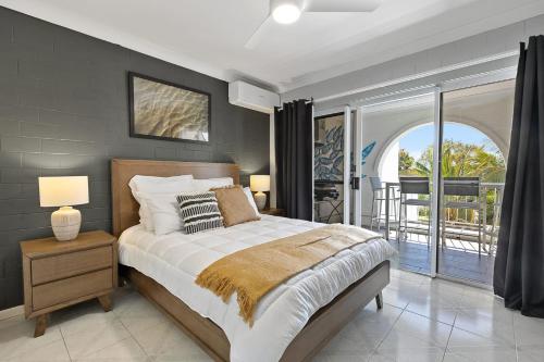 una camera con un grande letto e un balcone di 21 The Islander Resort a Point Lookout